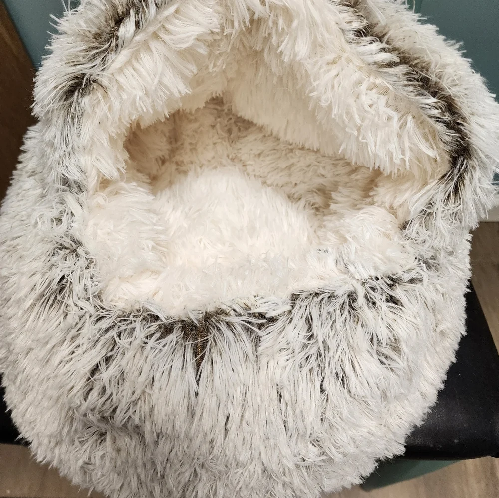 Fuzzy fur pet bed NWOT